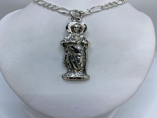 Dije de plata repujado con figura religiosa clásica de Taxco, colgado en cadena de eslabones