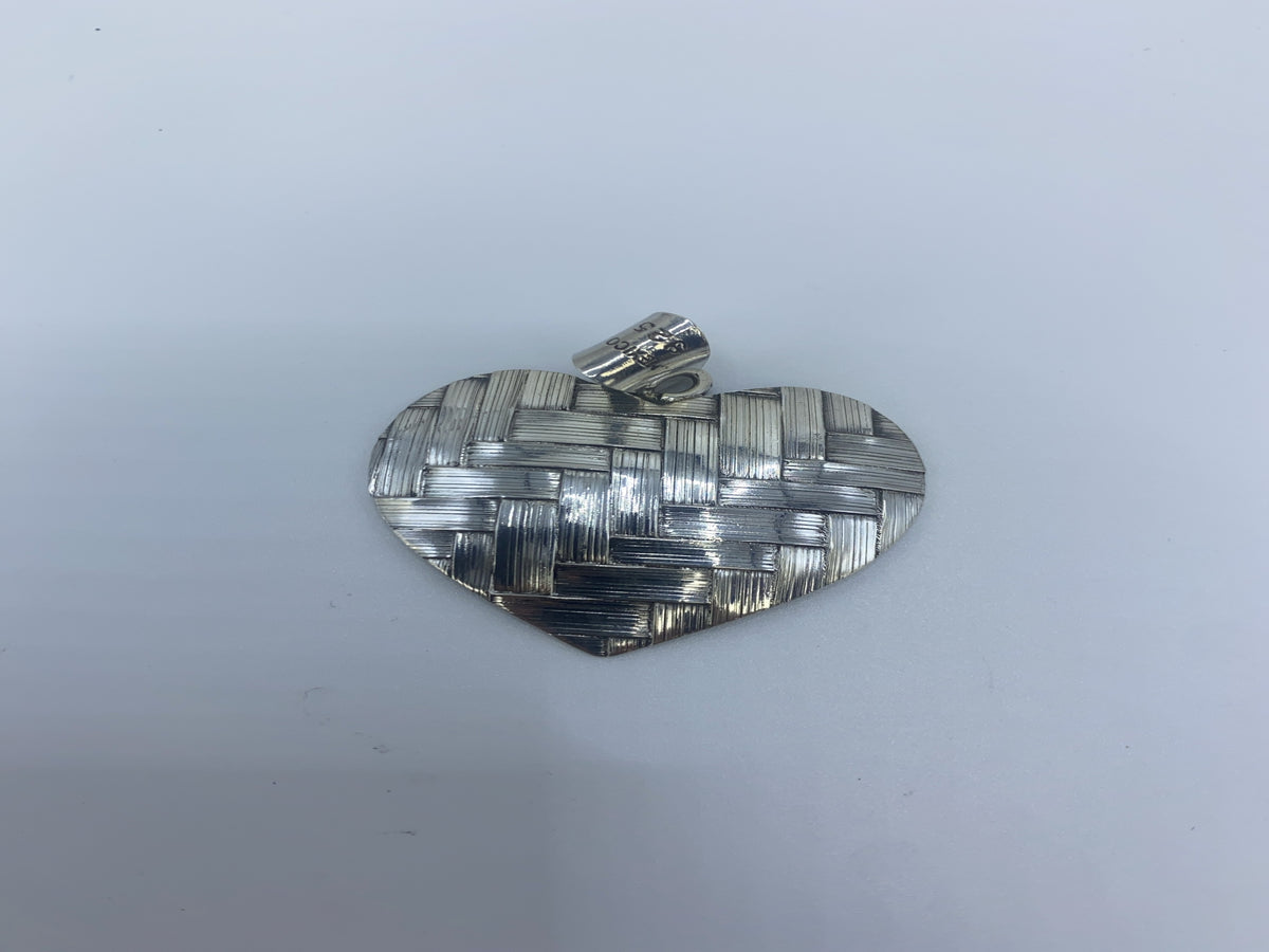 Dije corazón de plata .925 en escala de centímetros, visto de frente y perfil