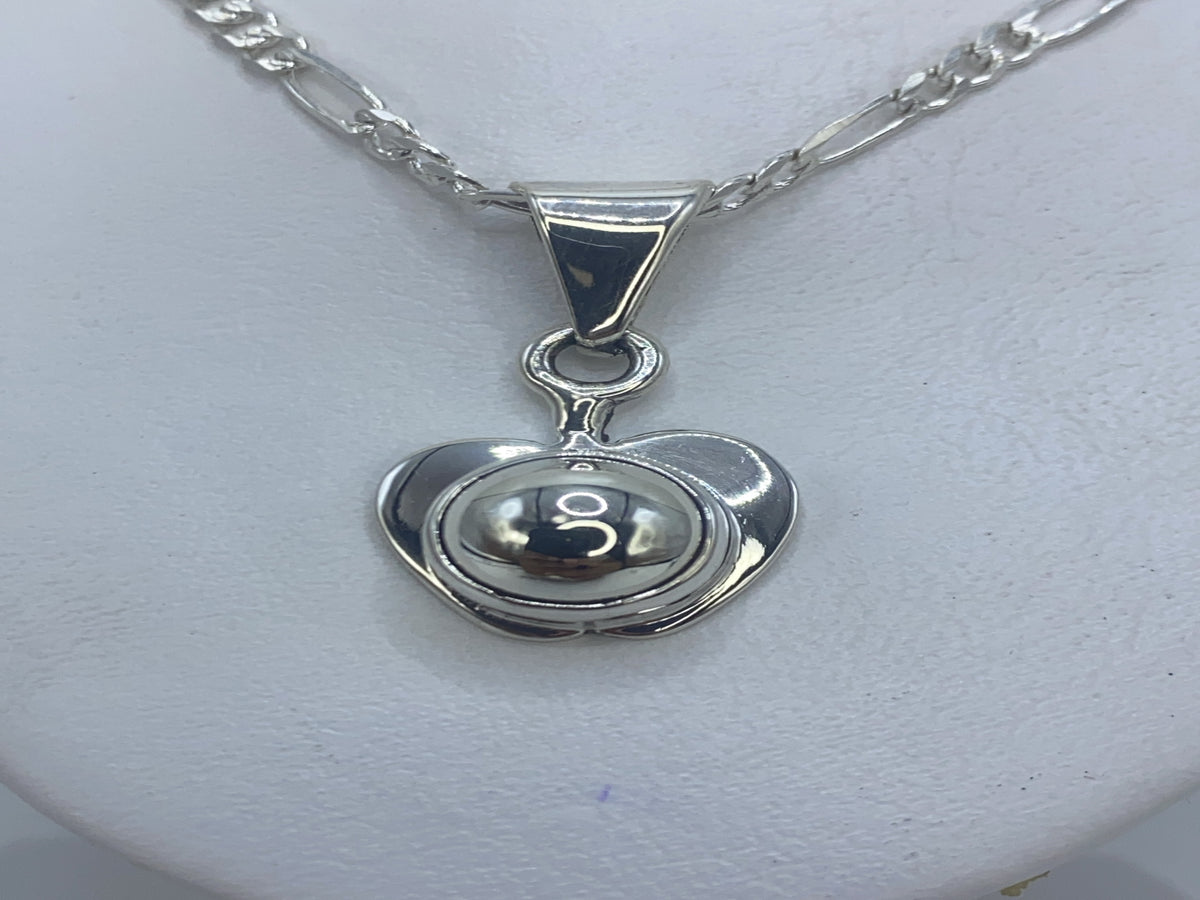 Dije de plata en forma de corazón liso, 3 cm de largo, colgado en cadena de eslabón figaro