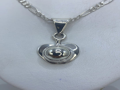 Dije de plata en forma de corazón liso, 3 cm de largo, colgado en cadena de eslabón figaro