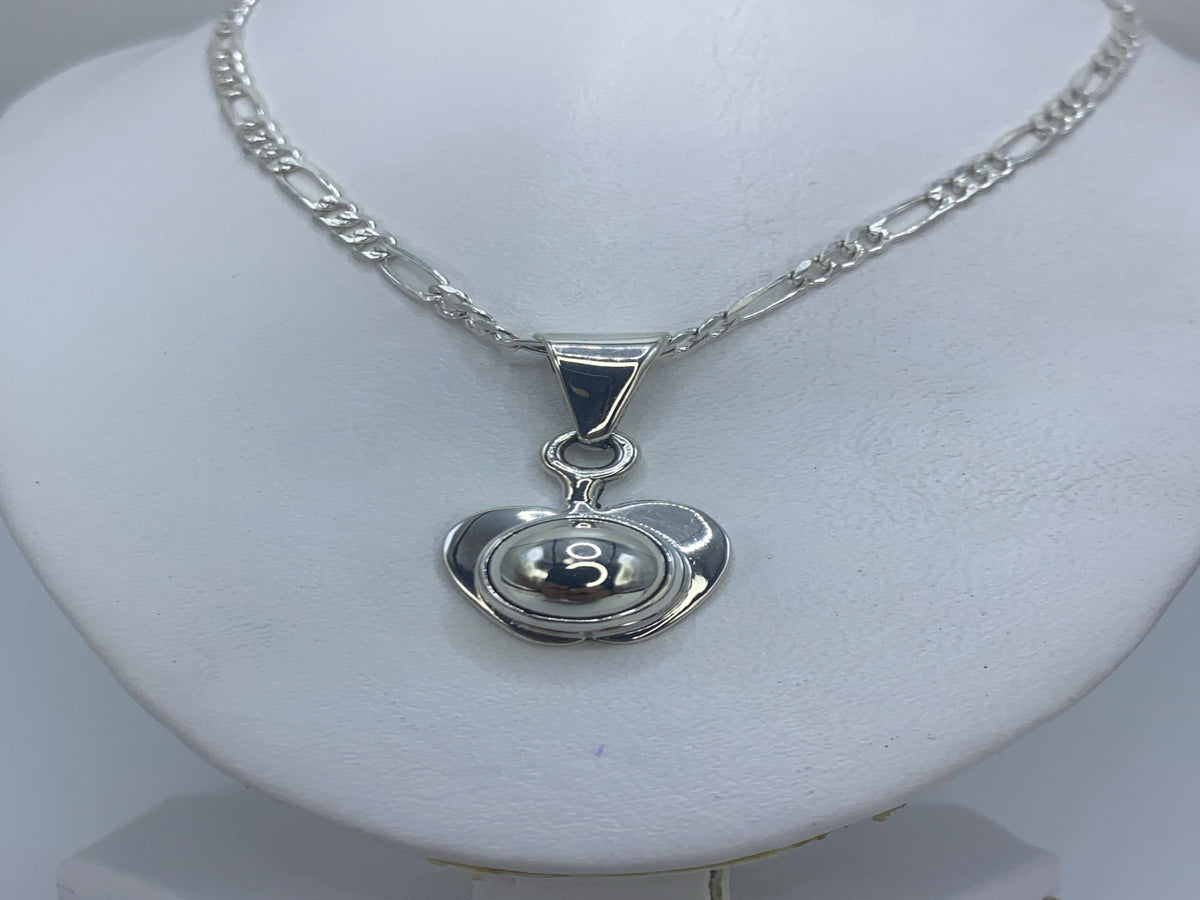 Dije corazón de plata .925 sobre fondo blanco mostrando el Quinto grabado