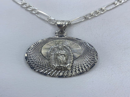 Dije de plata .925 con Virgen María radiante en repujado de Taxco, vista frontal clara