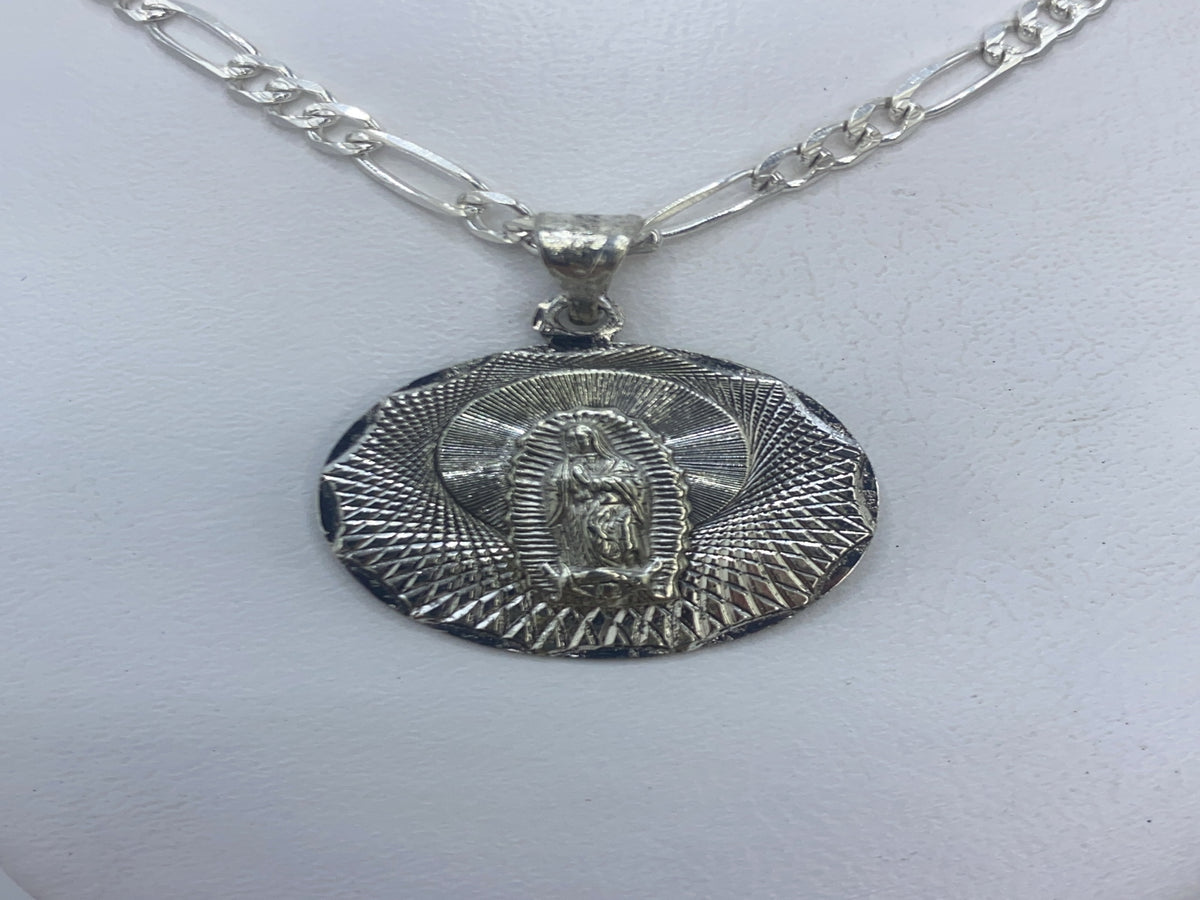 Detalle del repujado: líneas concéntricas alrededor de la Virgen María, martillado a mano