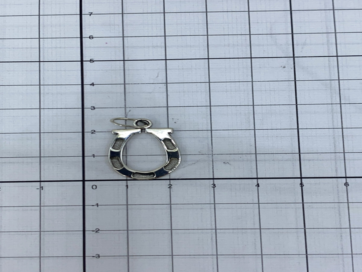 Dije de plata .925 en escala de centímetros mostrando tamaño compacto de 3 cm