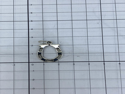 Dije de plata .925 en escala de centímetros mostrando tamaño compacto de 3 cm