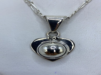 Dije de corazón de plata .925 con cadena plateada, colgando al cuello