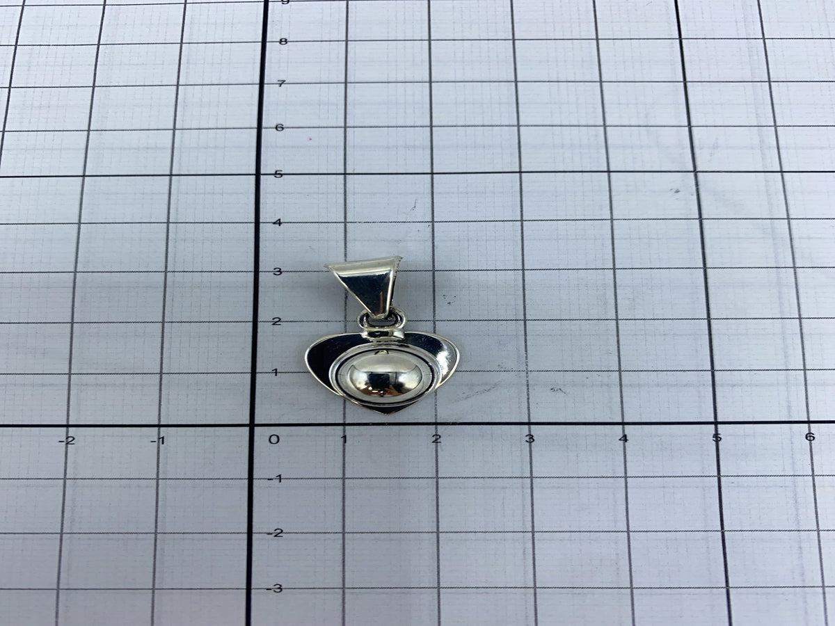 Detalle del reverso del dije corazón en plata pura