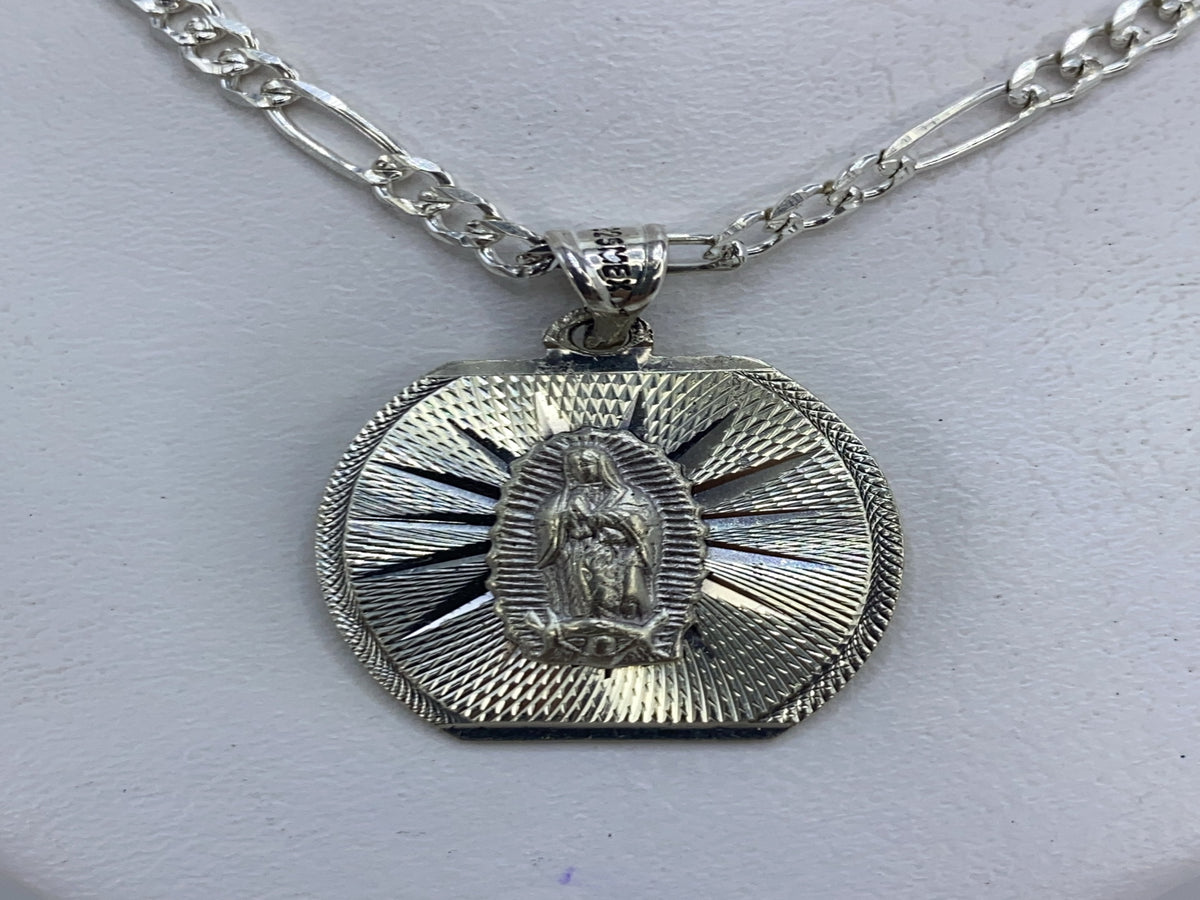 Dije de plata con Virgen de Guadalupe y aureola radiante, colgado de cadena figaro en plata .925