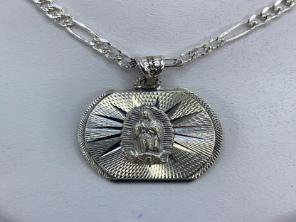 Dije de plata con Virgen de Guadalupe y aureola radiante, colgado de cadena figaro en plata .925