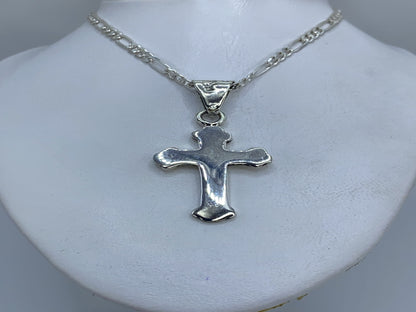 Cruz de plata Taxco en detalle sobre fondo blanco mostrando el pulido y el Quinto