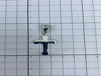 Cruz de plata pesada en balanza de precisión marcando 5.5 gramos, con etiqueta SKU