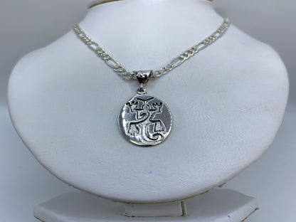Dije prehispánico sobre cadena figaro de plata, visto al cuello