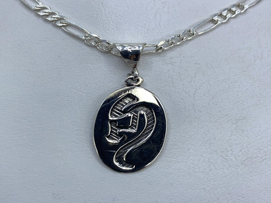 Dije de plata repujado de 3 cm sobre cadena figaro en plata .925