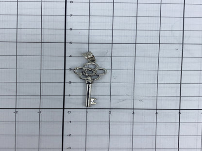 Dije llave de Taxco en una regla de centímetros, mostrando 4 cm de largo