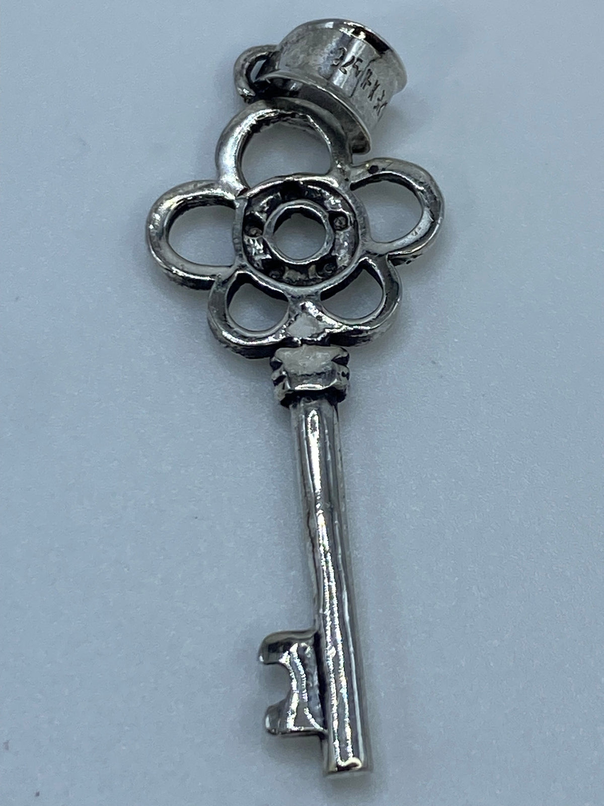 Dije de Plata Calado Llave Floral — Taxco .925 — foto 5