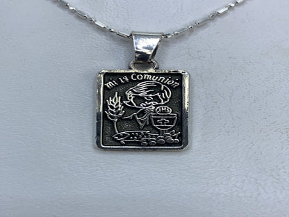 Dije de plata .925 Mi 1ª Comunión con repujado a mano, mostrando niño en oración y cáliz