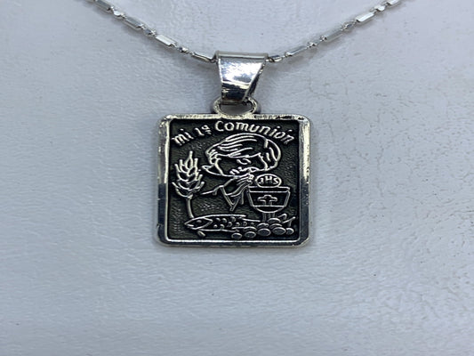 Dije de plata .925 Mi 1ª Comunión con repujado a mano, mostrando niño en oración y cáliz