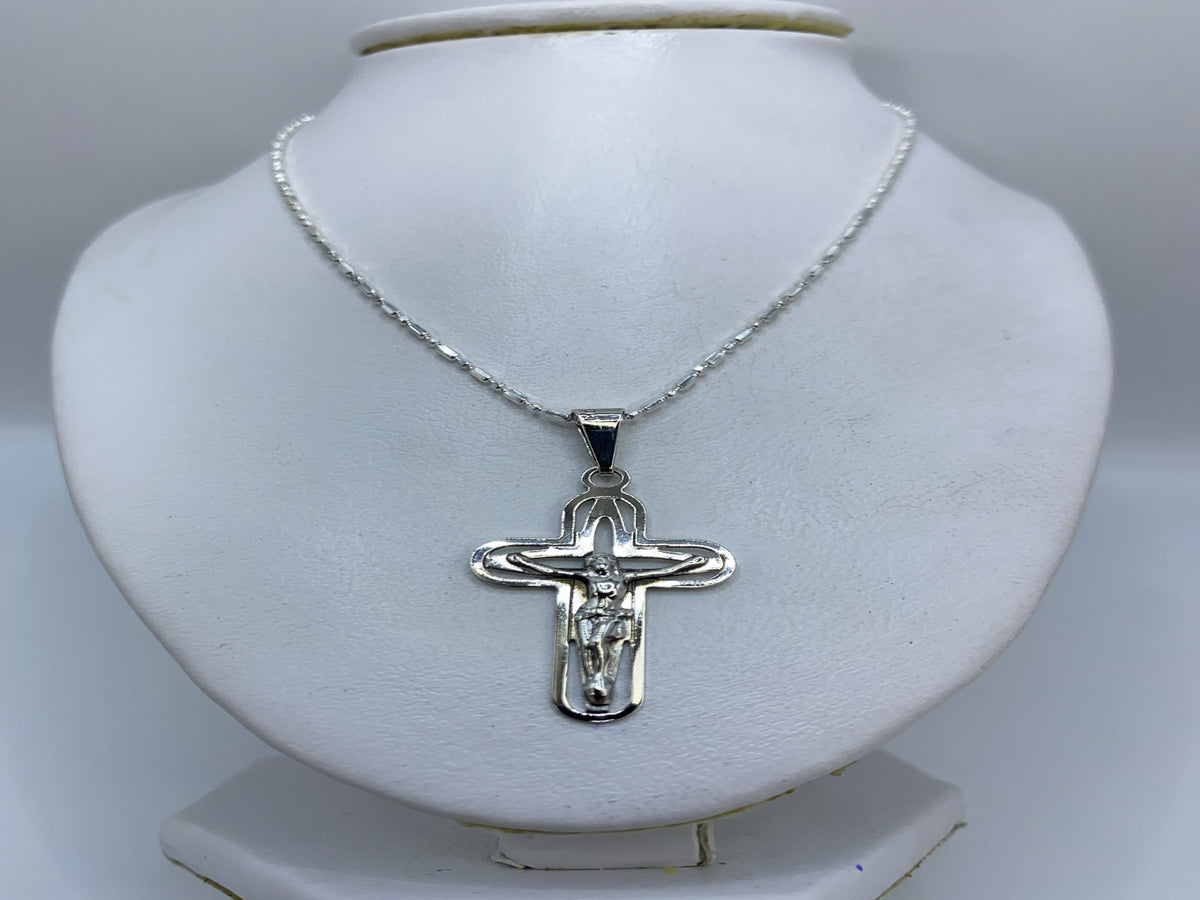 Crucifijo sobre fondo blanco con la cadena de medida, 3 cm de largo