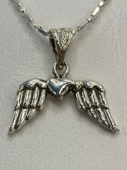 Dije de plata .925 con alas de ángel y corazón en relieve, repujado a mano