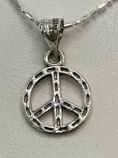 Dije de paz en plata .925 calado, colgando de una cadena de plata