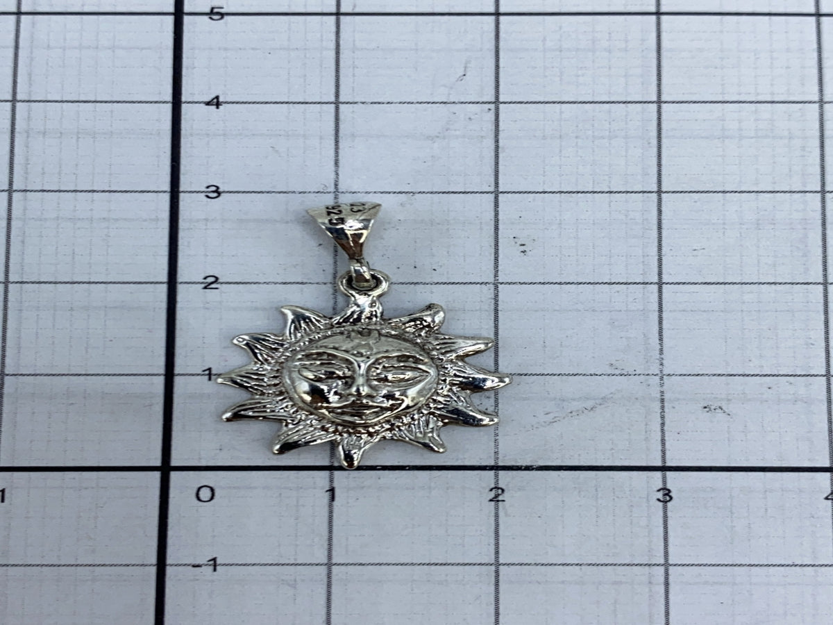 Dije sobre fondo blanco, junto a regla, mostrando el tamaño de 2 cm y marca de plata .925