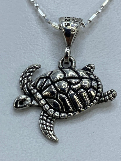 Dije de tortuga marina en plata repujada, 2 cm, detalle de la concha y extremidades