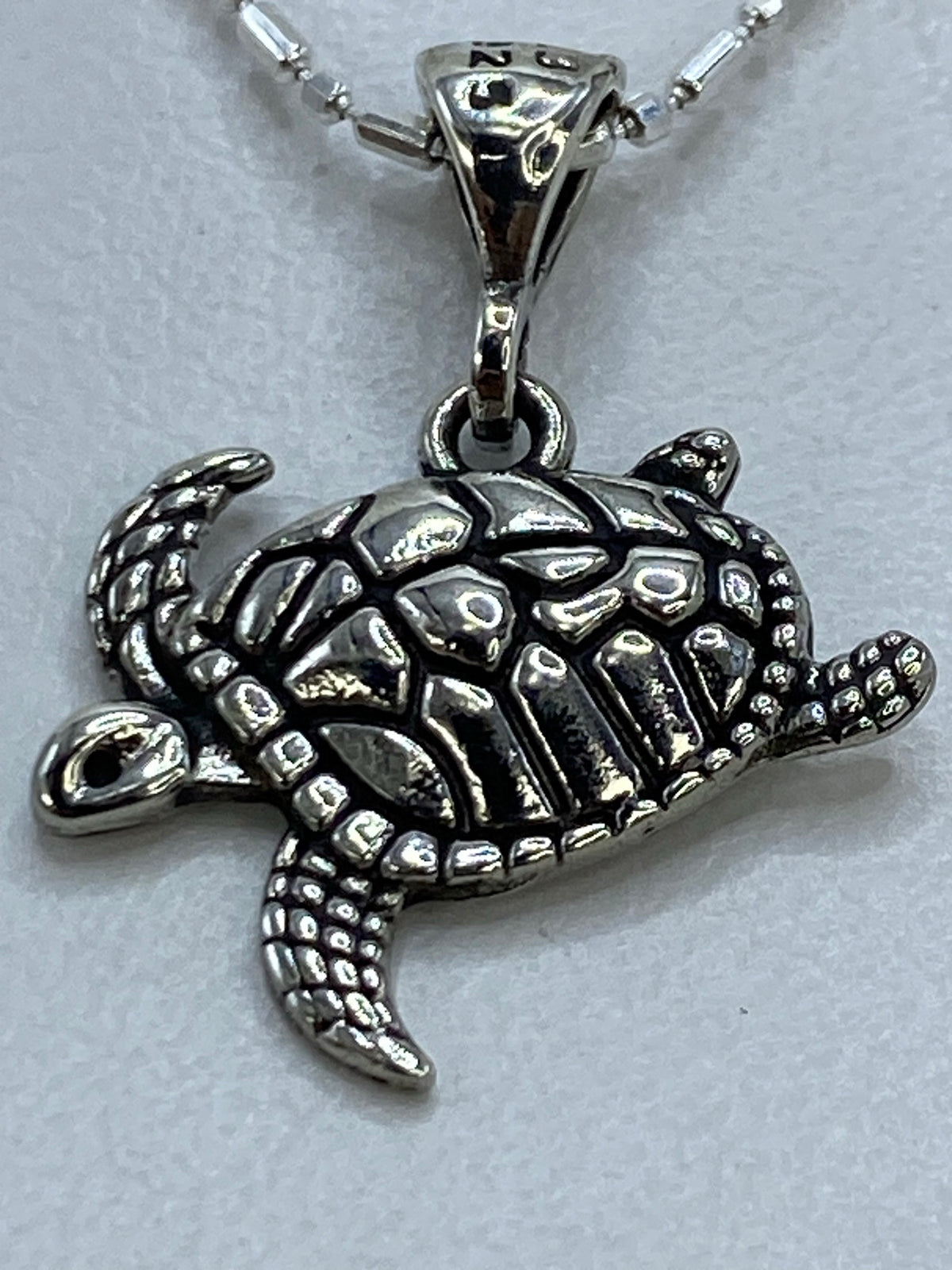 Dije tortuga en plata Taxco, detalle del Quinto 925 en la argolla