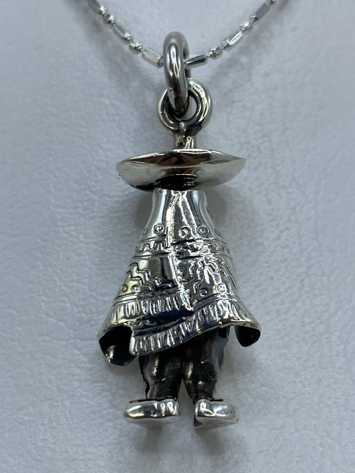 Dije prehispánico azteca de plata .925 colgado en cadena de bolitas, vista frontal