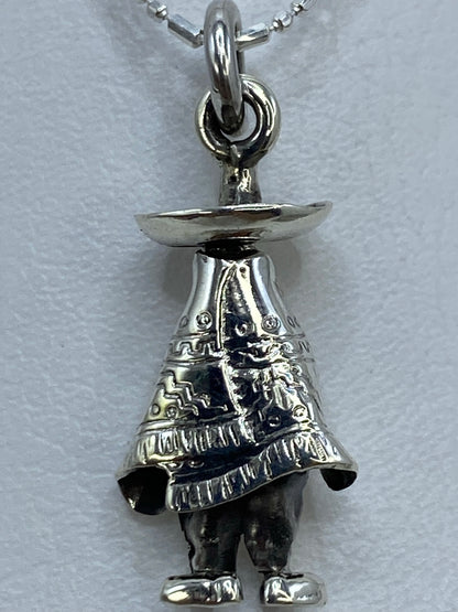 Dije de plata prehispánico visto en escala de centímetros, mostrando el tamaño de 3 cm