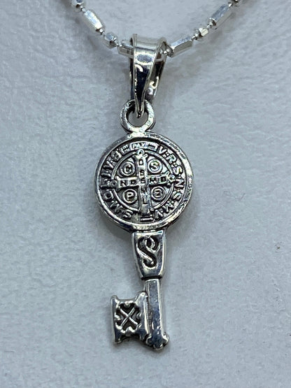 Detalle frontal de la medalla de San Benito con relieve profundo