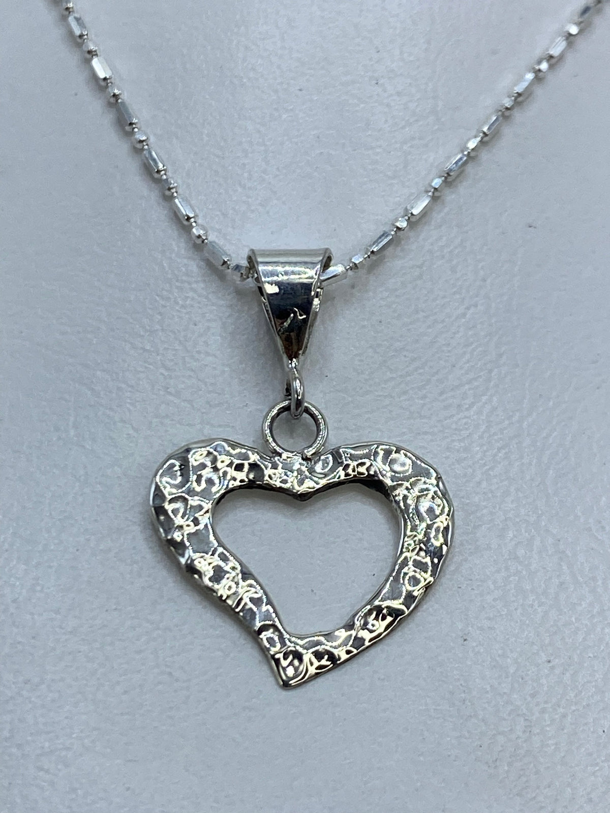 Detalle del corazón en relieve: repujado a mano, plata .925