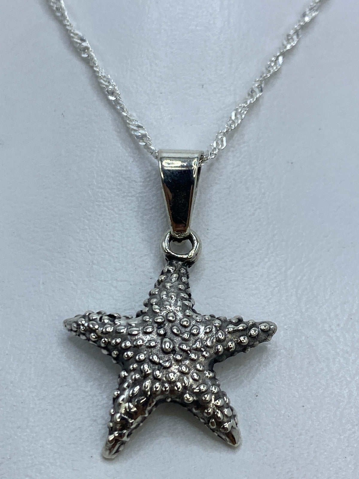Detalle cercano del granulado: esferas de plata soldadas en la estrella de mar