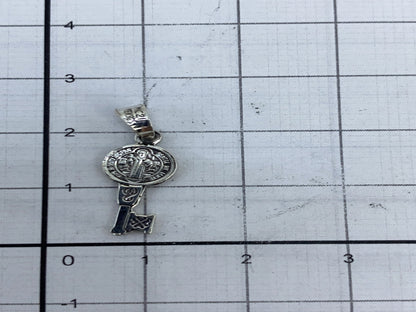 Dije San Benito colgado de cadena de plata, vista en el cuello
