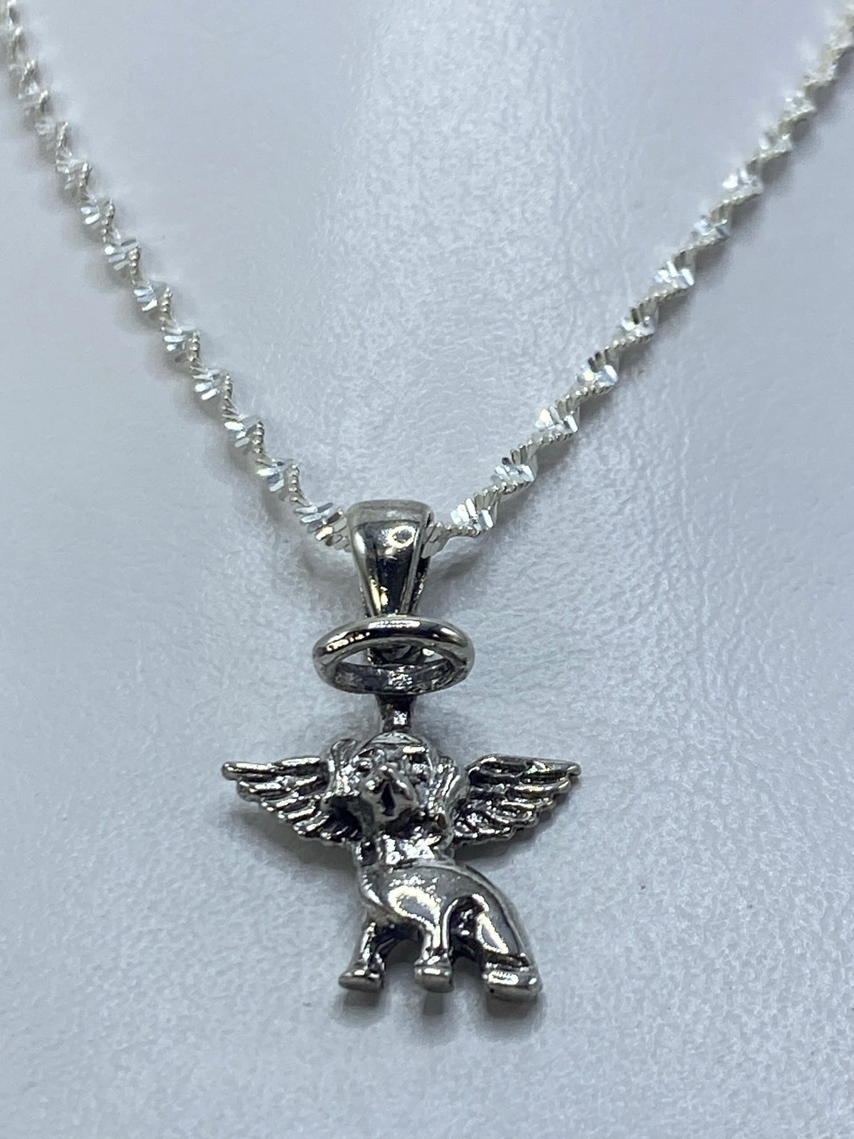 Detalle frontal del elefante con alas extendidas, fundido en plata
