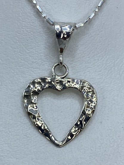 Dije de plata corazón abierto de 3 cm sobre cadena de eslabones delgados