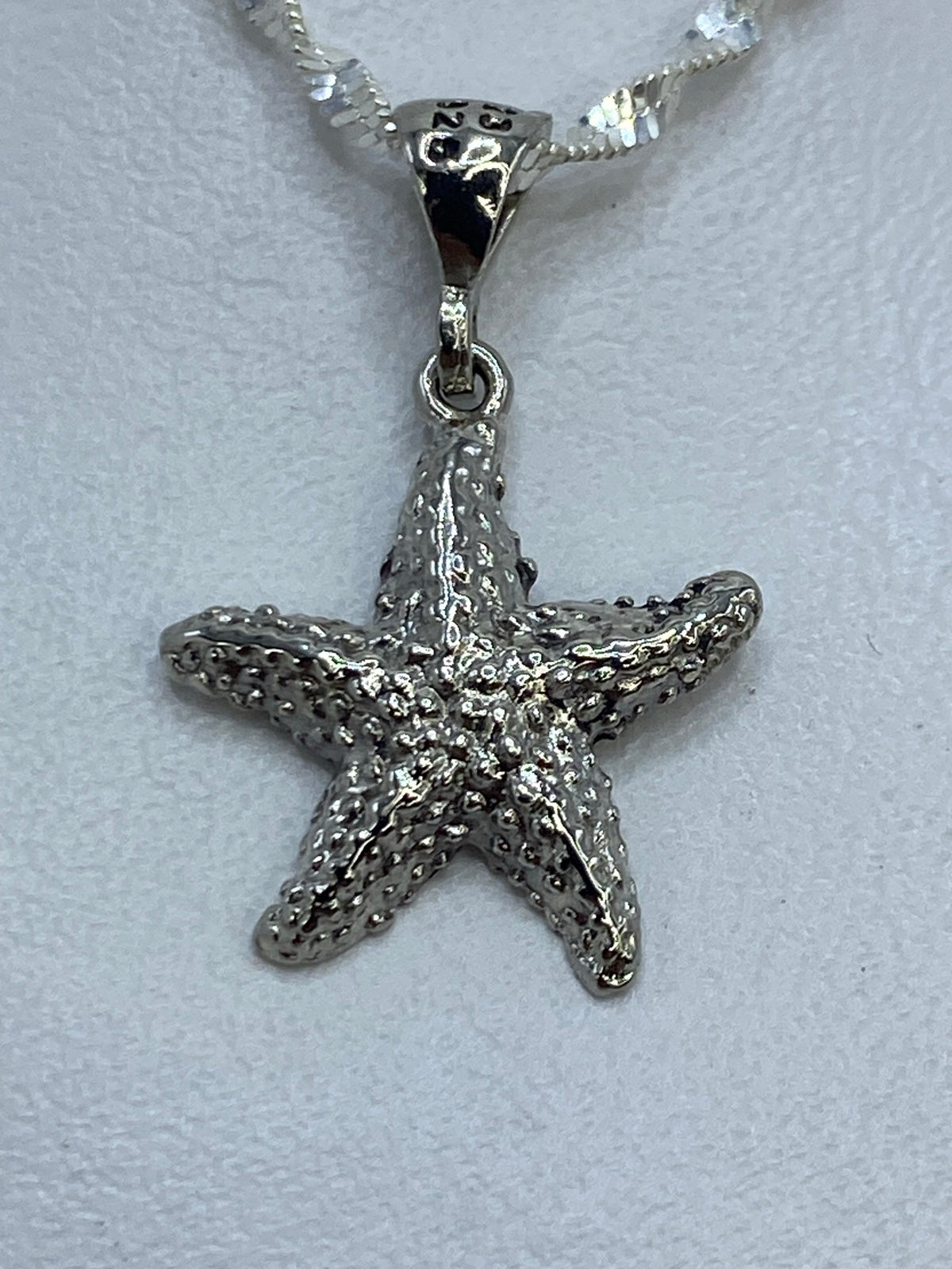 Dije de estrella de mar en plata granulada con técnica artesanal de Taxco