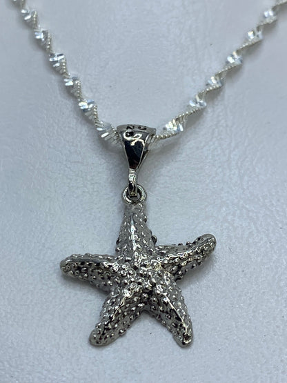 Detalle del granulado: esferas de plata soldadas a mano en la estrella de mar