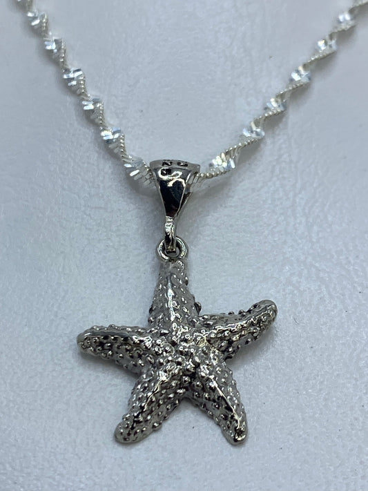 Detalle del granulado: esferas de plata soldadas a mano en la estrella de mar