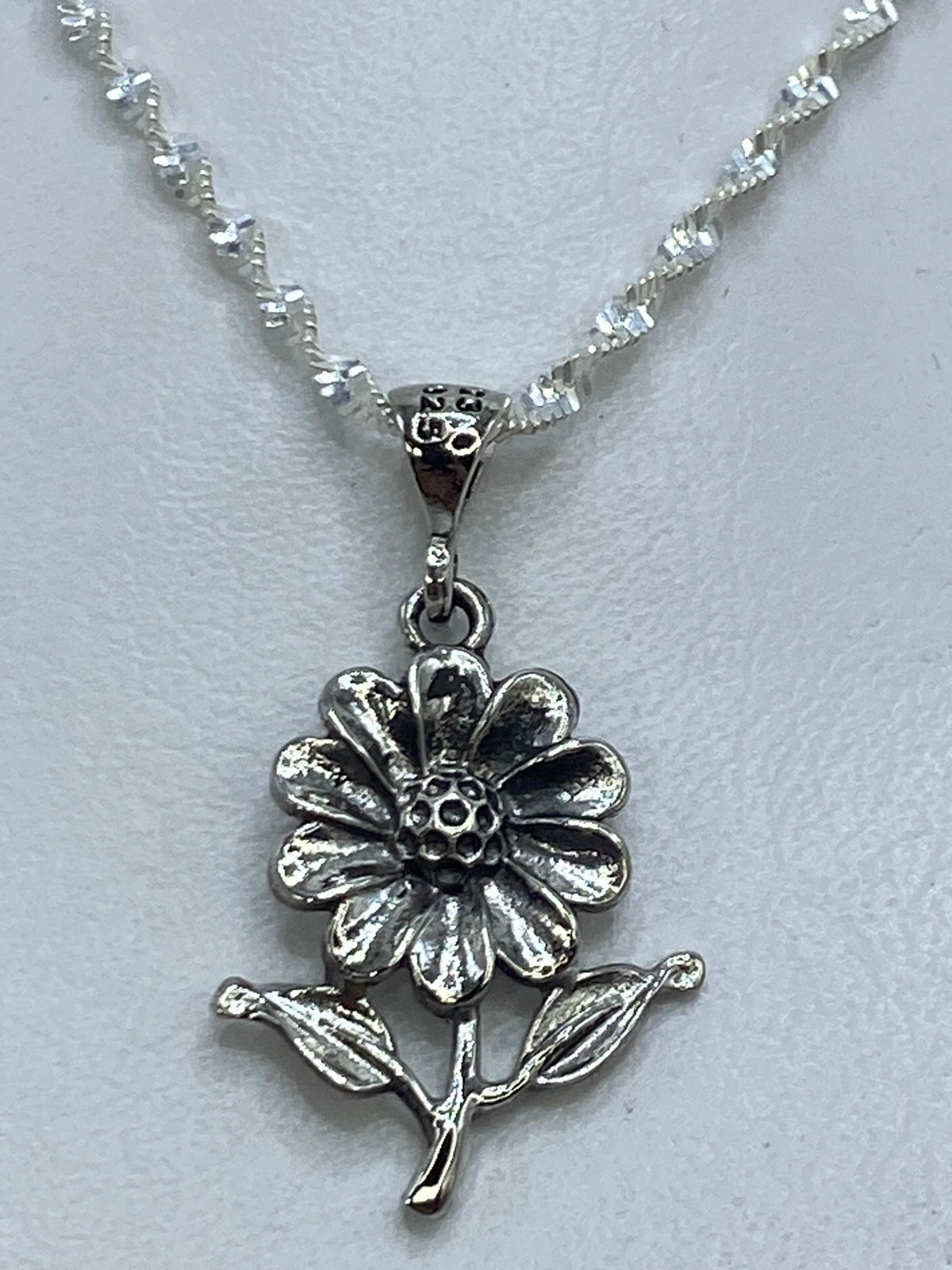 Detalle del relieve floral repujado a mano en plata .925