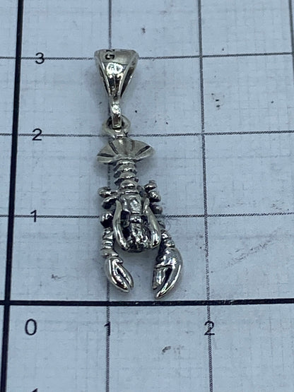 Reverso del dije mostrando el acabado pulido y la marca .925