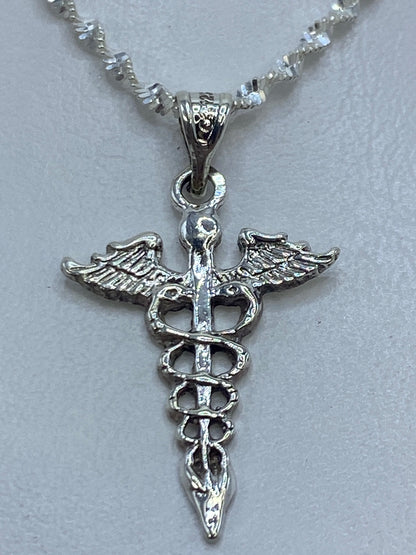 Dije caduceo de plata .925 con alas y serpientes enrolladas, sobre cadena de plata
