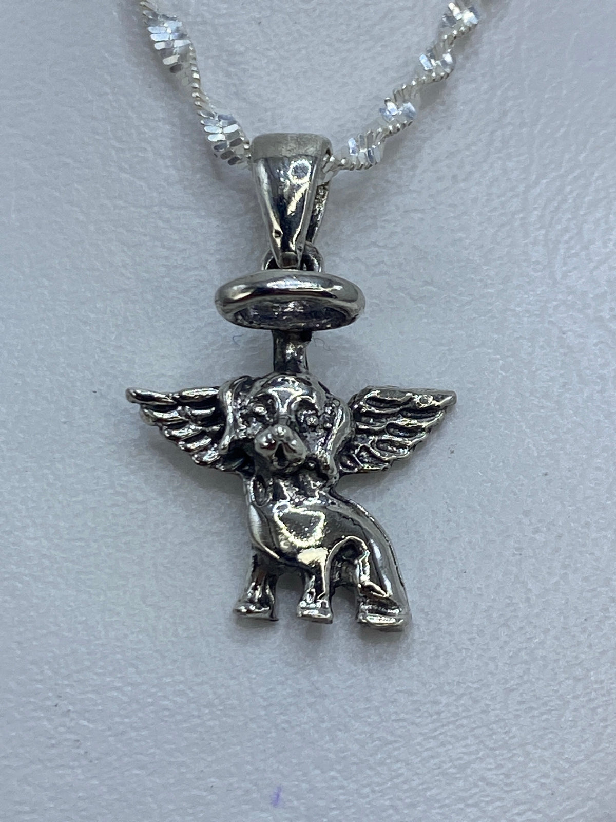 Dije de plata .925 con forma de elefante alado, 2 cm de largo, sobre cadena plateada