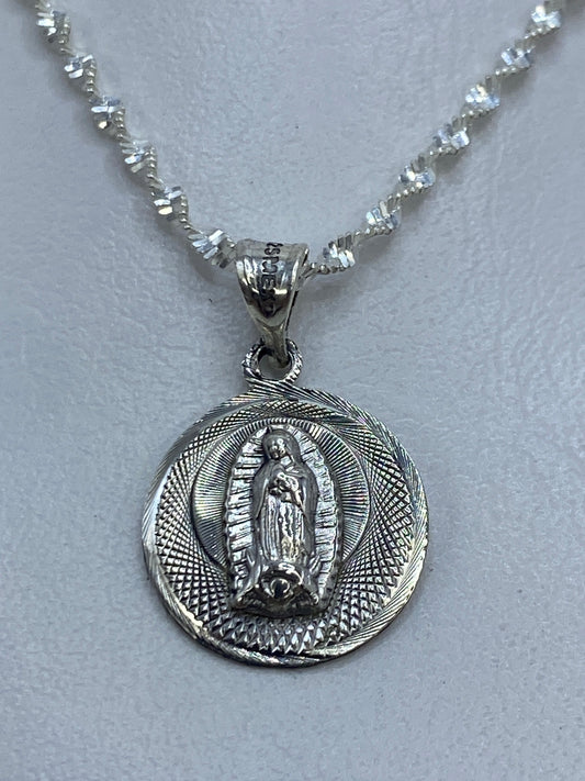 Dije de plata .925 Virgen de Guadalupe con aureola radiante, largo 2 cm, colgado de cadena plateada