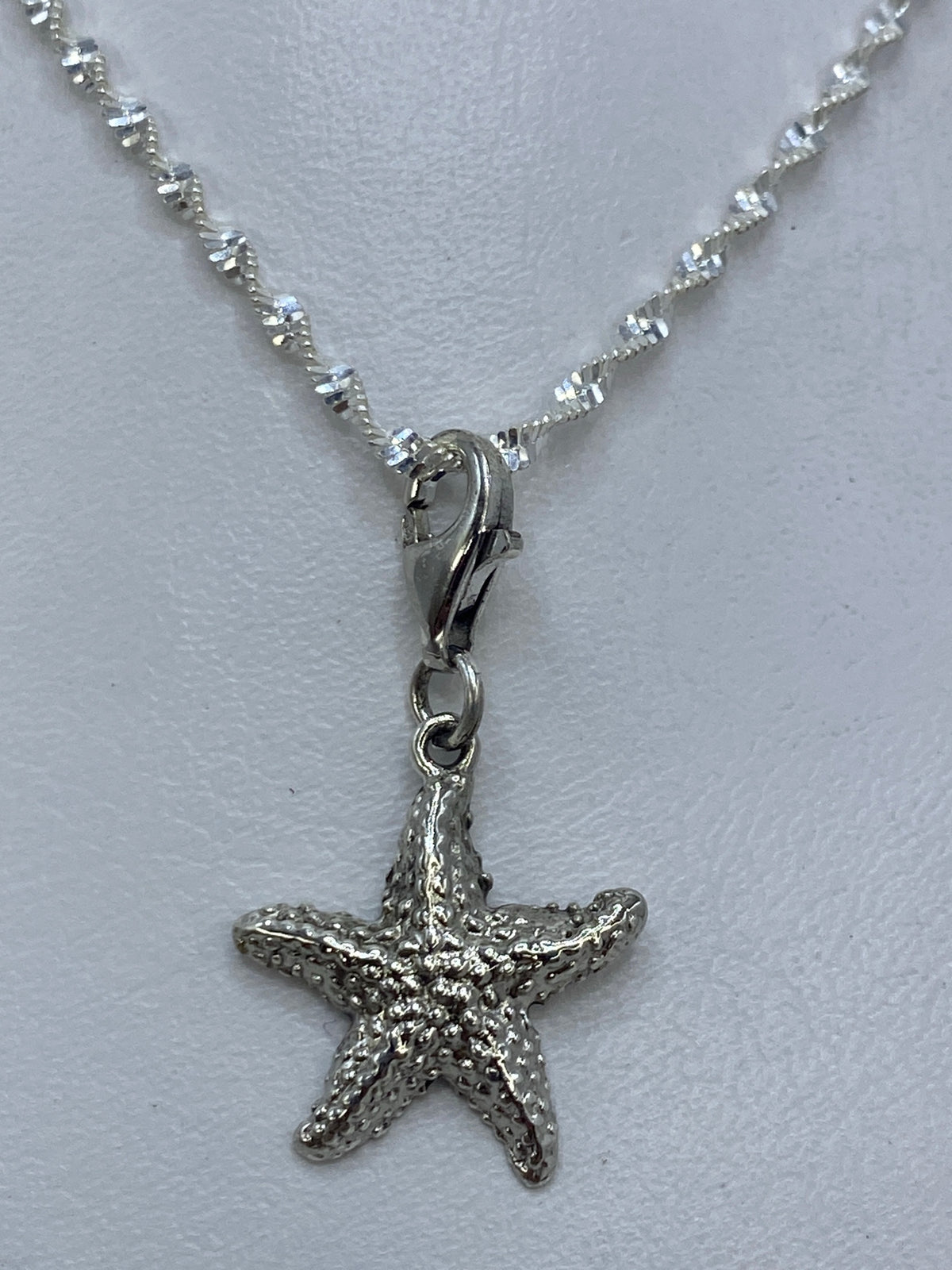 Detalle de las esferas de granulado en la superficie de la estrella de plata