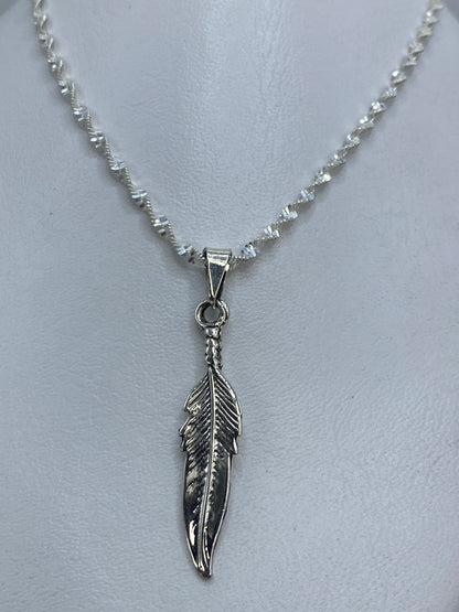 Detalle de la pluma de plata con venas talladas, vista lateral