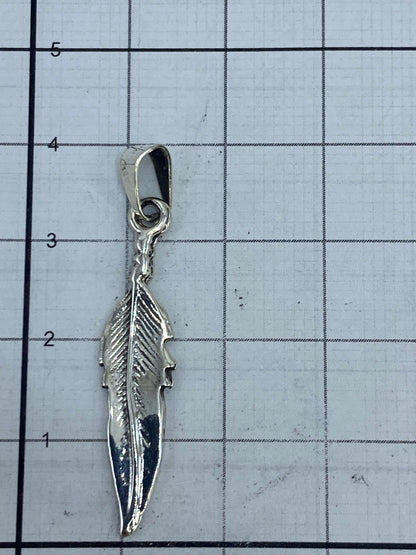 Pluma en plata .925 con Quinto visible en el enganche, fondo blanco