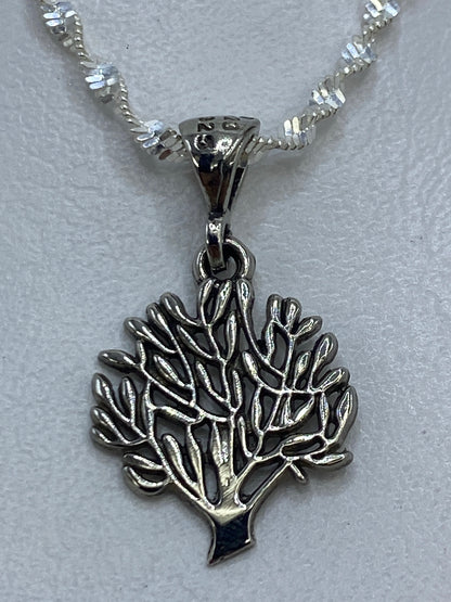 Dije árbol de vida en plata .925 sobre cadena, mostrando el relieve detallado de ramas y raíces
