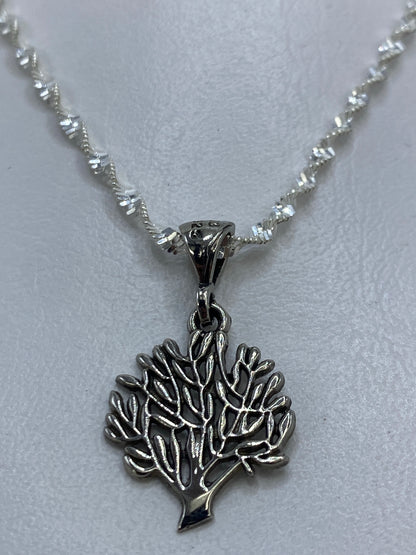 Dije de plata con símbolo del árbol de vida, vista frontal con Quinto .925 visible