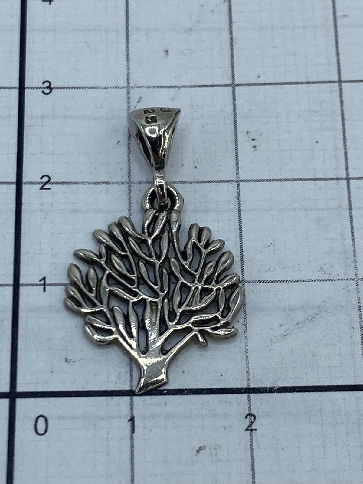 Dije de árbol de vida en plata pura sobre fondo blanco, acabado pulido brillante