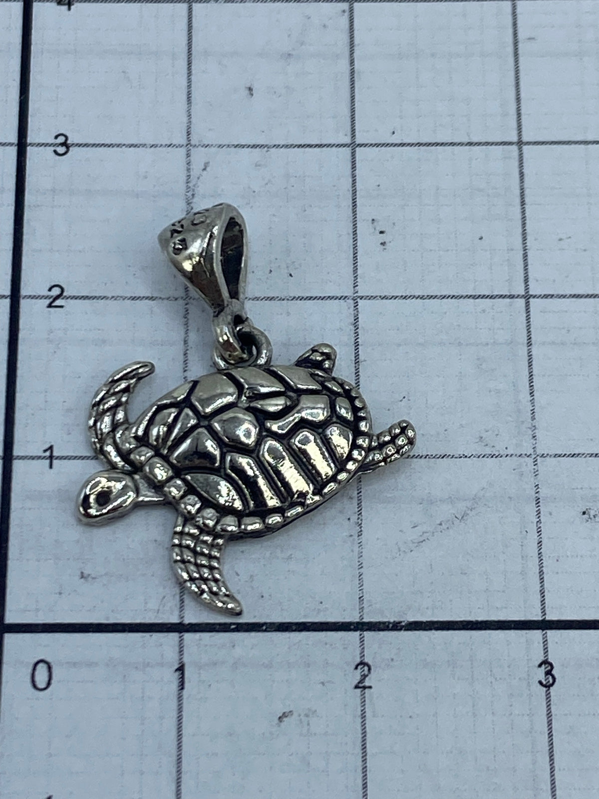 Detalle del Quinto .925 en el reverso del dije tortuga de Taxco